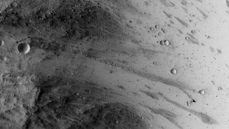 Rolling boulder on Mars (ESP_037190_1765)